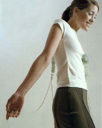 Containment, 
Silver, resing, nylon strings.
Photo Thomas Damgaard, 1999