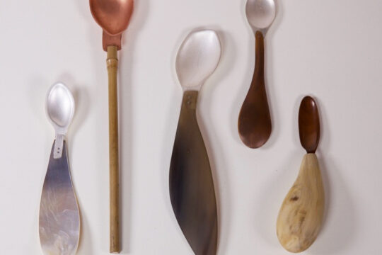 Tulip spoon collection
Silver, Copper, mother of pearl, horn, cherry wood
All the metal sheets for the spoon bowl have been imprinted with dryed tulip petals by running the sheet and the tulip petals through the milling maschine. 
Photo J.L.Skov 2022